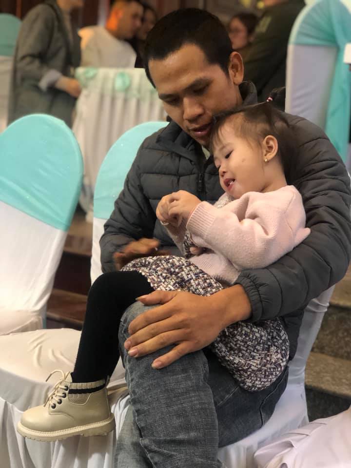 Vợ của người hùng cứu bé gái rơi từ tầng 12 kể chuyện yêu trong tích tắc, từng phải mua thời gian của chồng nhưng nhận về câu trả lời bá đạo-4