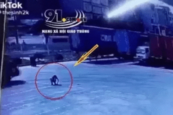 Ngồi giữa bãi đỗ xe, người đàn ông trải qua 2 pha 