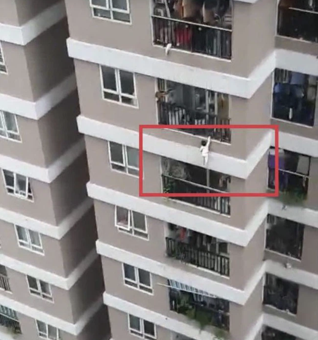 Phân tích vụ bé gái ngã từ tầng 12: Người hùng Nguyễn Ngọc Mạnh phải đỡ một lực gần nửa tấn?-1