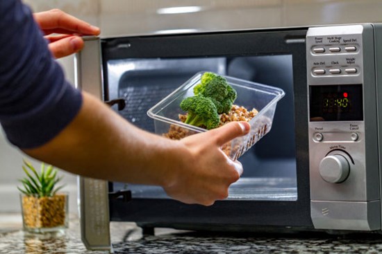 Những thứ tuyệt đối không cho vào lò vi sóng tránh cháy nổ