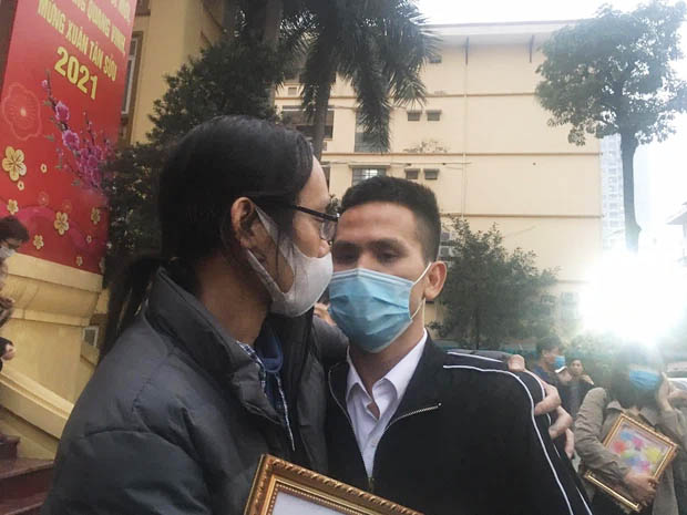 Bố bé gái rơi từ tầng 12 xúc động: Chúng tôi chỉ biết nói cảm ơn và xin lỗi về hành vi tắc trách của mình, chúng tôi sẽ cố gắng nuôi dạy cháu tốt nhất-2