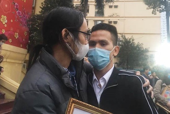 Bố bé gái rơi từ tầng 12 xúc động: