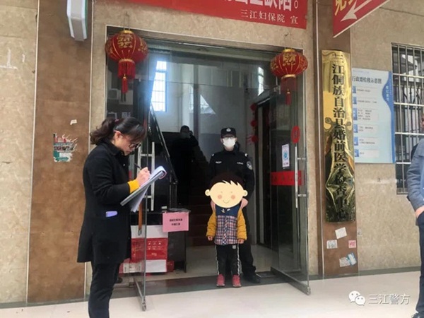 Vừa nhận xong phán quyết ly hôn, bố mẹ bỏ quên luôn con trai nhỏ trước cổng Tòa án, lời nói ngây thơ sau đó của đứa trẻ khiến ai cũng chạnh lòng-1