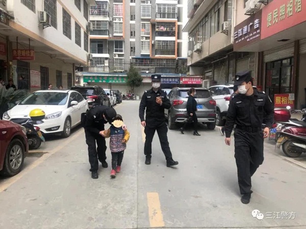 Vừa nhận xong phán quyết ly hôn, bố mẹ bỏ quên luôn con trai nhỏ trước cổng Tòa án, lời nói ngây thơ sau đó của đứa trẻ khiến ai cũng chạnh lòng-2