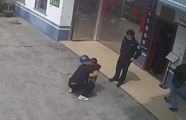 Vừa nhận xong phán quyết ly hôn, bố mẹ bỏ quên luôn con trai nhỏ trước cổng Tòa án, lời nói ngây thơ sau đó của đứa trẻ khiến ai cũng chạnh lòng-3