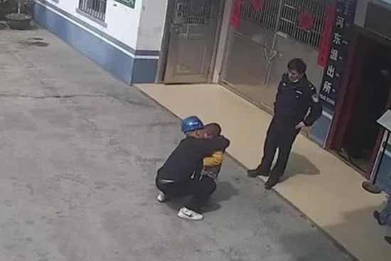 Vừa nhận xong phán quyết ly hôn, bố mẹ bỏ quên luôn con trai nhỏ trước cổng Tòa án, lời nói ngây thơ sau đó của đứa trẻ khiến ai cũng chạnh lòng