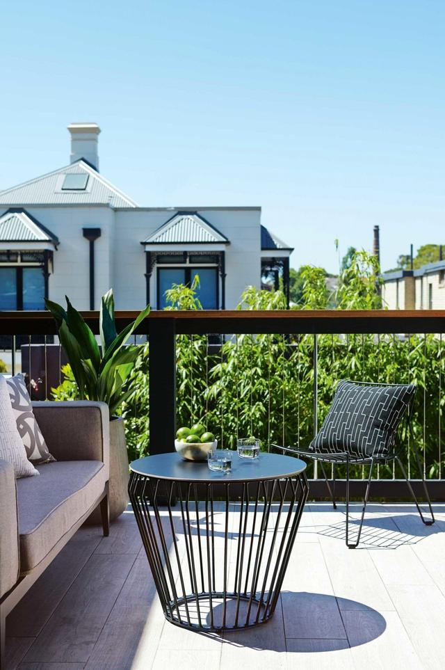 Vấn đề đáng cân nhắc từ vụ bé 2 tuổi rơi từ tầng 12 xuống: Nên dùng ban công thoáng hay khép kín?-2