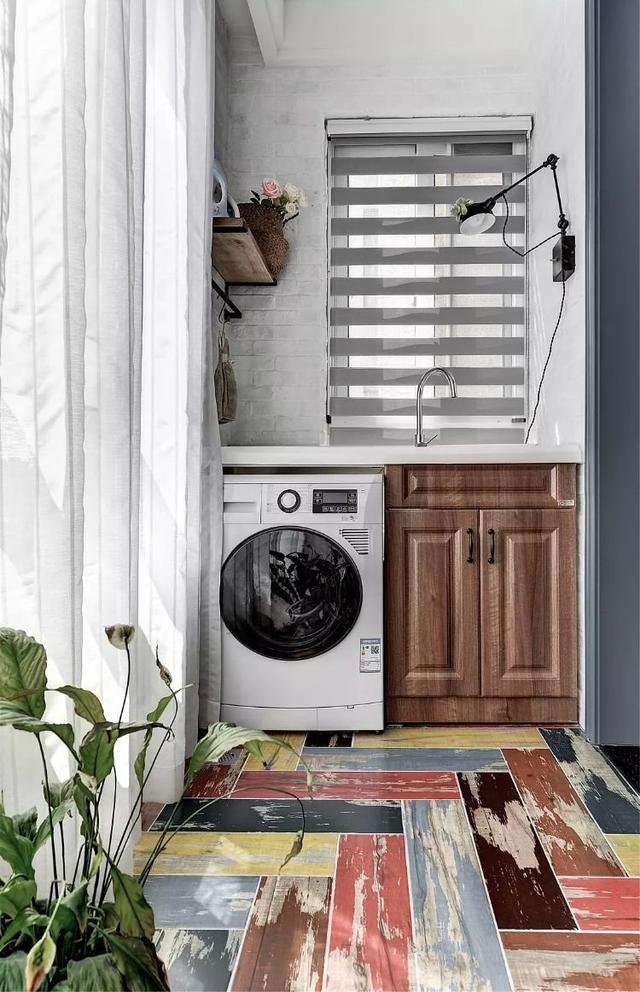 Vấn đề đáng cân nhắc từ vụ bé 2 tuổi rơi từ tầng 12 xuống: Nên dùng ban công thoáng hay khép kín?-6