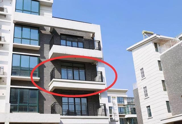 Vấn đề đáng cân nhắc từ vụ bé 2 tuổi rơi từ tầng 12 xuống: Nên dùng ban công thoáng hay khép kín?-9