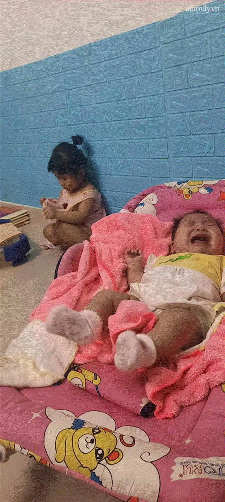 Lo dỗ bé út ngủ, tự nhiên thấy bé lớn im lặng hồi lâu, người mẹ ngẩng lên thì thấy ngay pha xé áo đi vào lòng bàn tay” của con gái-2