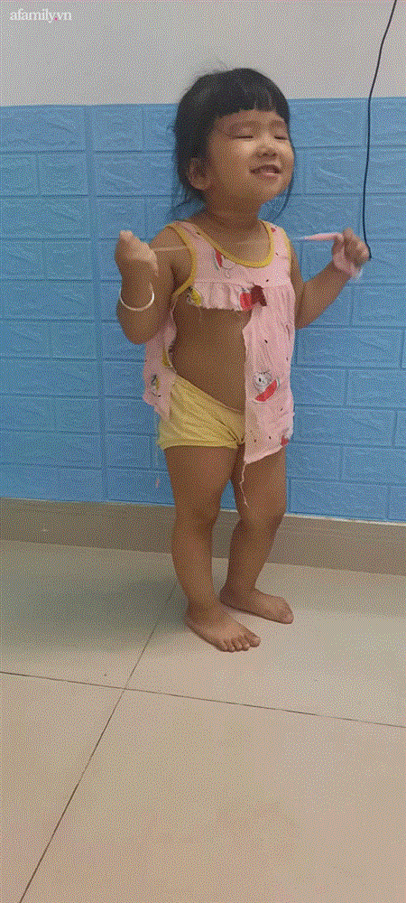 Lo dỗ bé út ngủ, tự nhiên thấy bé lớn im lặng hồi lâu, người mẹ ngẩng lên thì thấy ngay pha xé áo đi vào lòng bàn tay” của con gái-4