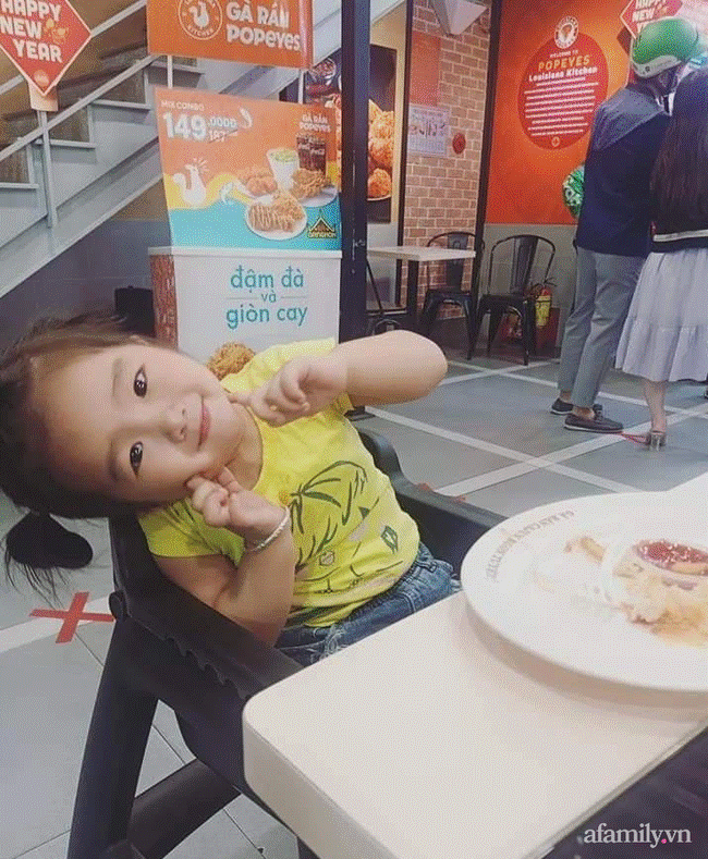 Lo dỗ bé út ngủ, tự nhiên thấy bé lớn im lặng hồi lâu, người mẹ ngẩng lên thì thấy ngay pha xé áo đi vào lòng bàn tay” của con gái-6