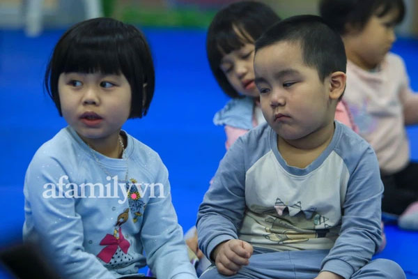 Vừa buồn cười vừa thương khi xem loạt ảnh trẻ mầm non khóc mếu, dỗi ra mặt trong ngày đầu đi học lại: Đang yên đang lành lại bắt dậy sớm!-13