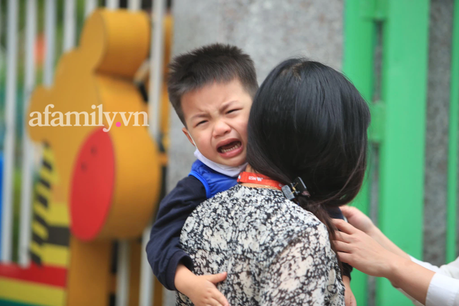 Học sinh Hà Nội đến trường ngày đầu tiên sau Tết: Háo hức nhưng vẫn buồn ngủ, có em khóc sướt mướt vì chưa quen với việc dậy sớm trở lại-8
