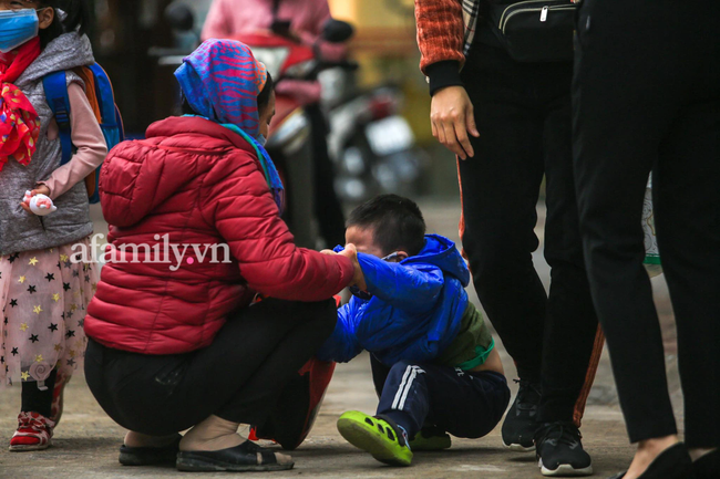 Học sinh Hà Nội đến trường ngày đầu tiên sau Tết: Háo hức nhưng vẫn buồn ngủ, có em khóc sướt mướt vì chưa quen với việc dậy sớm trở lại-12