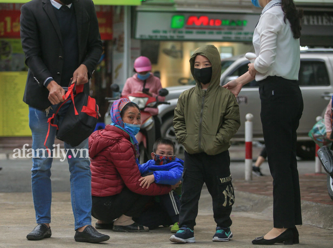 Học sinh Hà Nội đến trường ngày đầu tiên sau Tết: Háo hức nhưng vẫn buồn ngủ, có em khóc sướt mướt vì chưa quen với việc dậy sớm trở lại-13