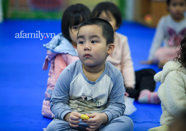 Học sinh Hà Nội đến trường ngày đầu tiên sau Tết: Háo hức nhưng vẫn buồn ngủ, có em khóc sướt mướt vì chưa quen với việc dậy sớm trở lại-22