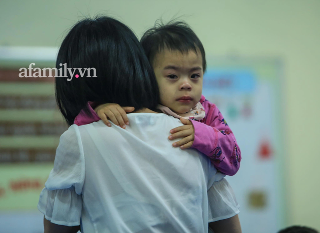 Học sinh Hà Nội đến trường ngày đầu tiên sau Tết: Háo hức nhưng vẫn buồn ngủ, có em khóc sướt mướt vì chưa quen với việc dậy sớm trở lại-23