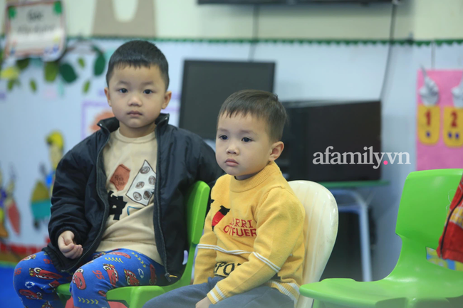 Học sinh Hà Nội đến trường ngày đầu tiên sau Tết: Háo hức nhưng vẫn buồn ngủ, có em khóc sướt mướt vì chưa quen với việc dậy sớm trở lại-24