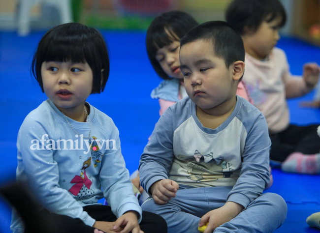 Học sinh Hà Nội đến trường ngày đầu tiên sau Tết: Háo hức nhưng vẫn buồn ngủ, có em khóc sướt mướt vì chưa quen với việc dậy sớm trở lại-25