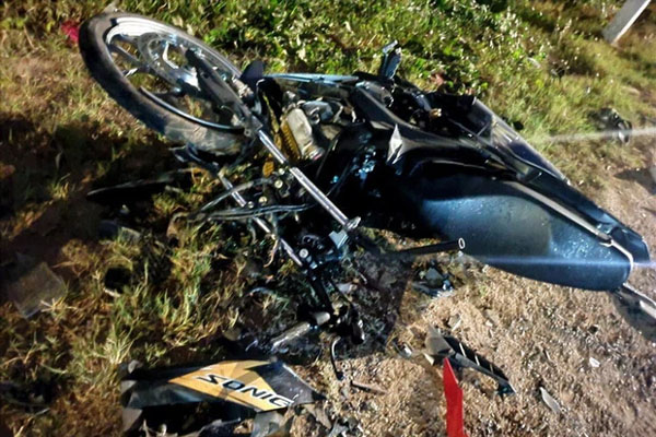 Khoảnh khắc va chạm với xe tải, container rơi xuống vực sâu 40m-1