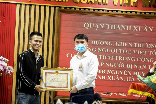 Bố của cháu bé rơi từ tầng 12A chung cư xuống đất: Nếu không có anh Mạnh, chúng tôi không biết sống như thế nào-2