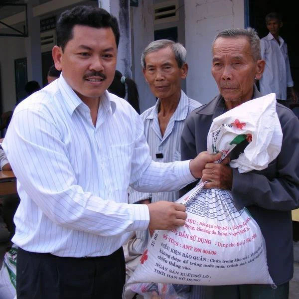 Vợ ông Dũng lò vôi tố cáo bị lương y Võ Hoàng Yên lừa đảo hàng trăm tỷ tiền cứu trợ, xây chùa-1