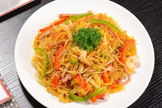 Đổi vị cho cả nhà với bún gạo xào Singapore siêu ngon