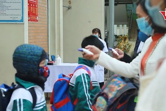 Cô trò trường Tiểu học Xuân Phương mừng rỡ ngày trở lại trường