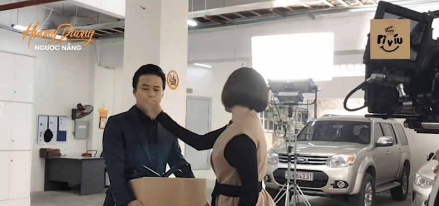 Hồng Diễm thẳng tay tát thật khiến Hồng Đăng méo cả mặt rồi đền ngay một cái ôm ngọt xỉu ở hậu trường-2