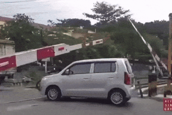 CLIP: Khiến bạn gái suýt gãy cổ vì cố lao qua thanh chắn tàu, thanh niên nhận ngay màn giận dỗi kinh điển