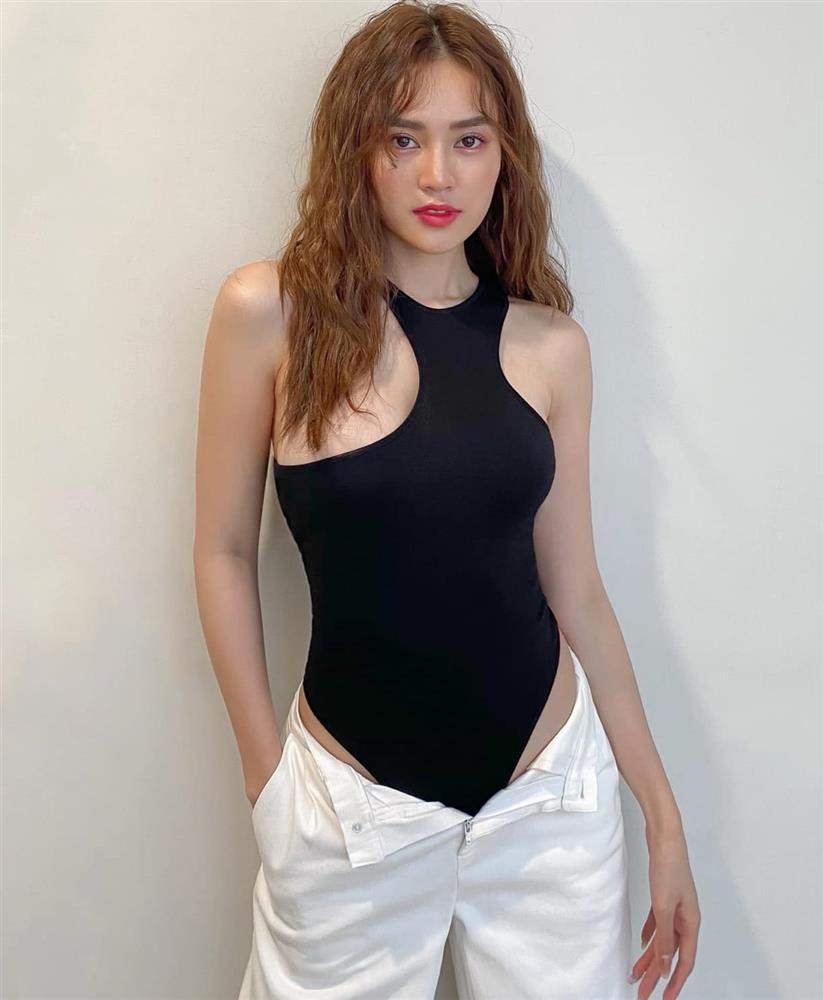 Ninh Dương Lan Ngọc có cả loạt váy áo hở bạo ít ai dám mặc, khoe body sexy bỏng mắt dân tình-4