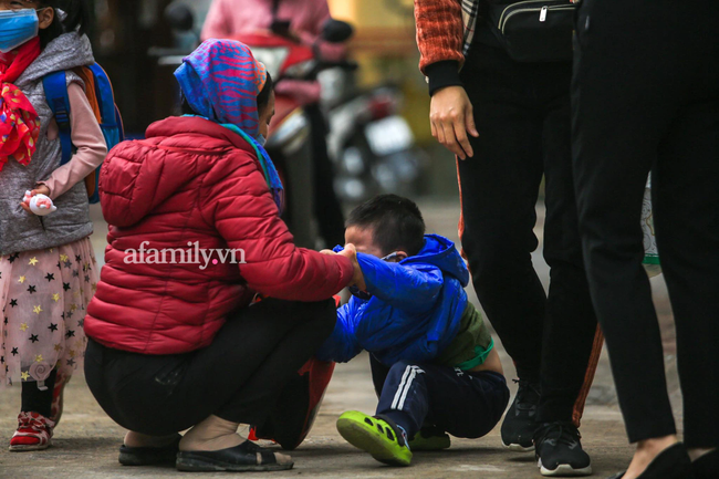 Vừa buồn cười vừa thương khi xem loạt ảnh trẻ mầm non khóc mếu, dỗi ra mặt trong ngày đầu đi học lại: Đang yên đang lành lại bắt dậy sớm!-5