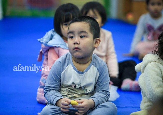 Vừa buồn cười vừa thương khi xem loạt ảnh trẻ mầm non khóc mếu, dỗi ra mặt trong ngày đầu đi học lại: Đang yên đang lành lại bắt dậy sớm!-12