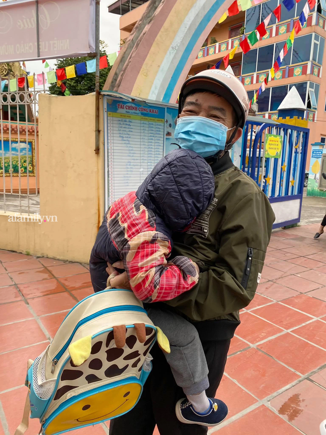 Vừa buồn cười vừa thương khi xem loạt ảnh trẻ mầm non khóc mếu, dỗi ra mặt trong ngày đầu đi học lại: Đang yên đang lành lại bắt dậy sớm!-7