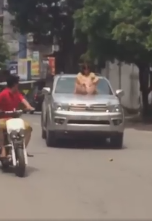 Người phụ nữ đùng đùng trèo lên nóc xe ô tô nhảy nhót, múa may nhưng hành động của tài xế lại gây tranh cãi dữ dội-1