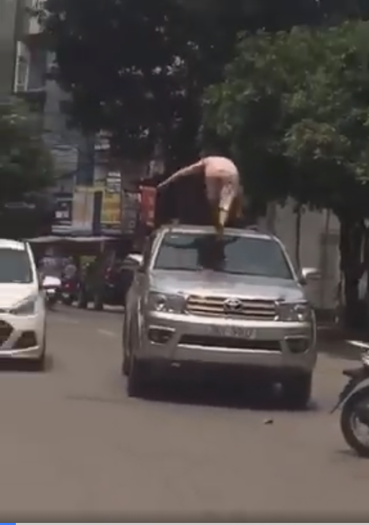 Người phụ nữ đùng đùng trèo lên nóc xe ô tô nhảy nhót, múa may nhưng hành động của tài xế lại gây tranh cãi dữ dội-3