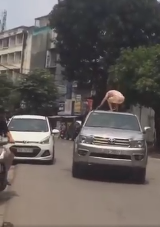 Người phụ nữ đùng đùng trèo lên nóc xe ô tô nhảy nhót, múa may nhưng hành động của tài xế lại gây tranh cãi dữ dội-4