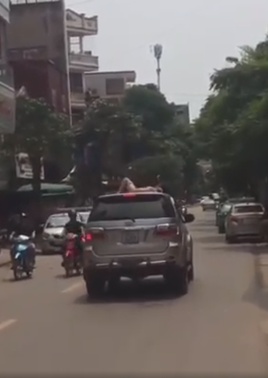 Người phụ nữ đùng đùng trèo lên nóc xe ô tô nhảy nhót, múa may nhưng hành động của tài xế lại gây tranh cãi dữ dội-5