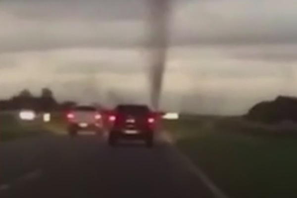 Video: Ngoạn mục cảnh cầu vồng và lốc xoáy cùng xuất hiện-1