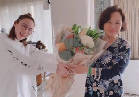 Vợ ba Vua sòng bài Macau đón sinh nhật 1 mình, con gái đăng ảnh cũ mừng tuổi mẹ khiến dân mạng xuýt xoa: Hà Hồng Sân si mê bà là đúng!-2