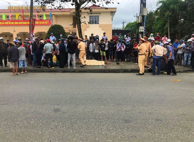 Xe máy lao lên vỉa hè, nam sinh 17 tuổi văng trúng gốc cây tử vong-3