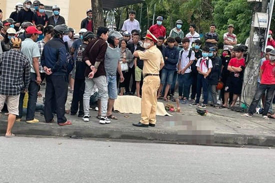 Xe máy lao lên vỉa hè, nam sinh 17 tuổi văng trúng gốc cây tử vong