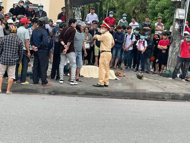 Xe máy lao lên vỉa hè, nam sinh 17 tuổi văng trúng gốc cây tử vong-1