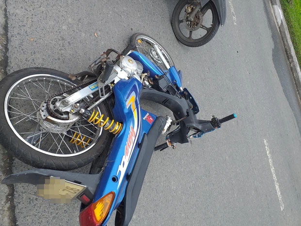 Xe máy lao lên vỉa hè, nam sinh 17 tuổi văng trúng gốc cây tử vong-2
