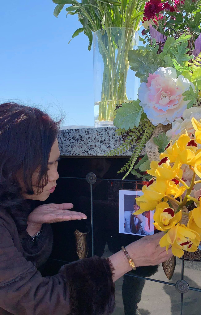 Xúc động trước hình ảnh bà xã hôn gió trước di ảnh cố NS Chí Tài khi thăm mộ chồng-1