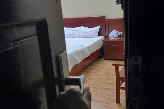 Phát hiện chồng rủ bạn “gọi gái” đến khách sạn, vợ “đi trước” dập hiểm họa trong vòng “1 nốt nhạc”, nhưng cách cô thực hiện lại gây tranh cãi