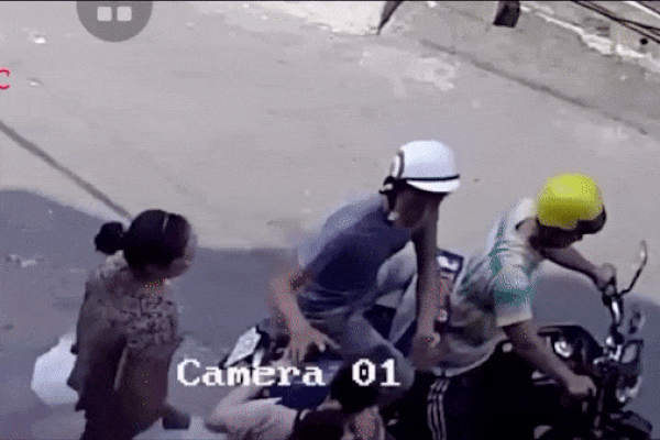 Vờ mua hàng, 2 thanh niên nẫng 2 thùng bia