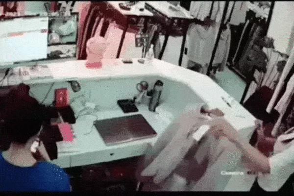 Dùng thủ đoạn tinh vi để vào shop quần áo ăn cắp điện thoại,