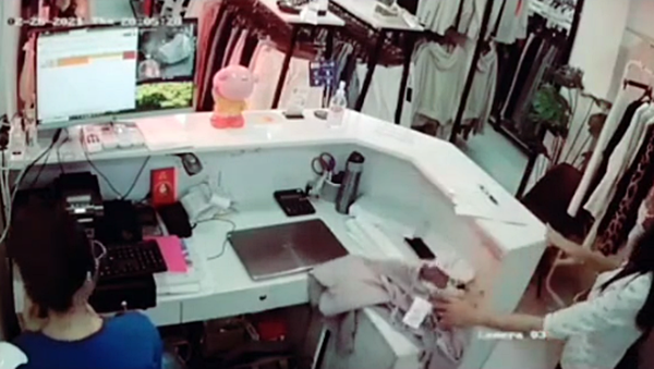 Dùng thủ đoạn tinh vi để vào shop quần áo ăn cắp điện thoại, nữ quái nghiệp dư bị lộ tẩy vì... giật mình!-2